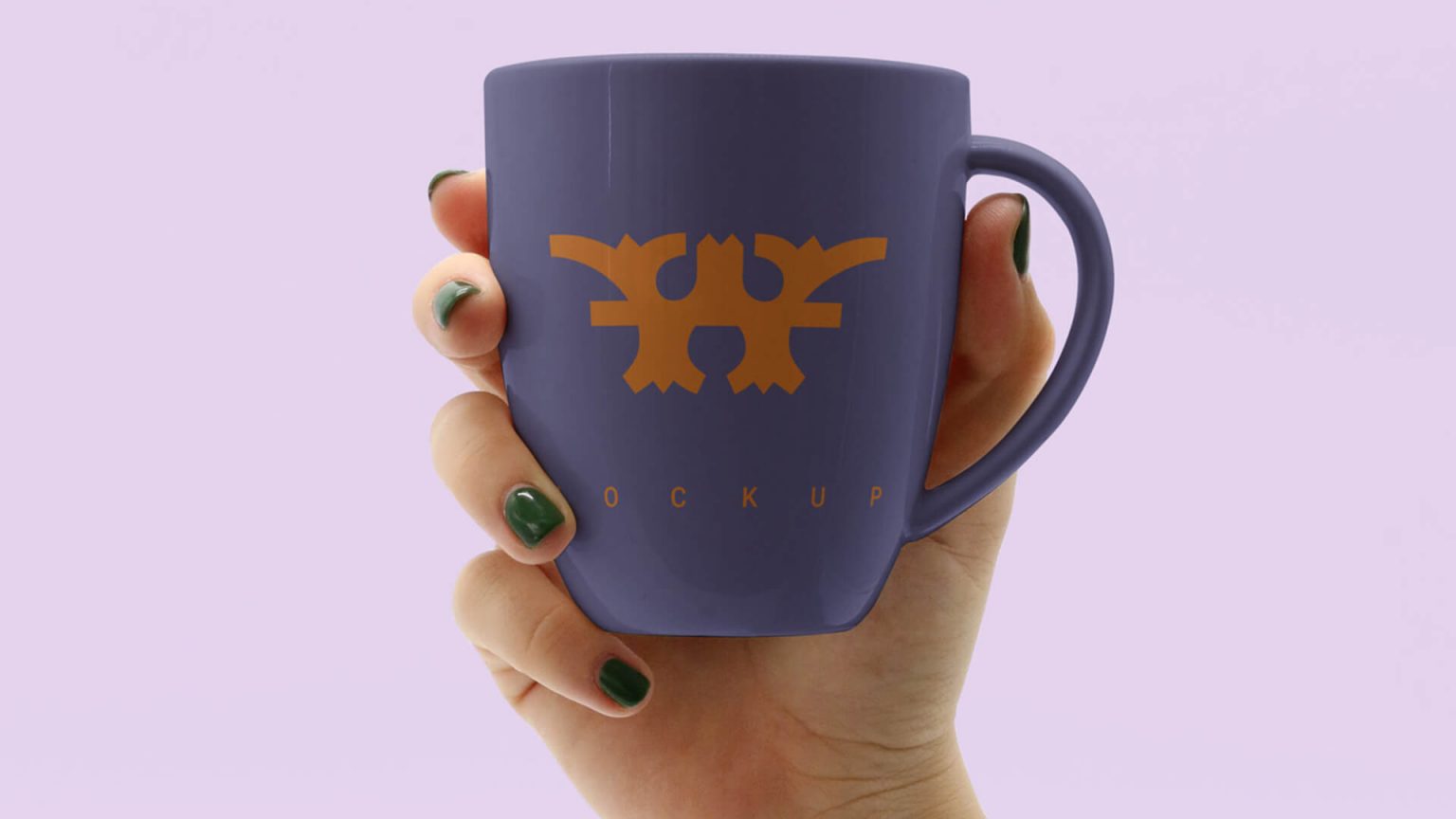 Mockup de mão segurando caneca Grátis - Criativo.Design