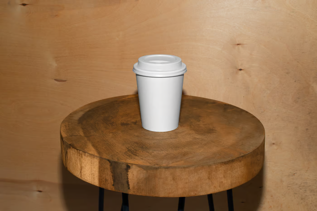 Mockup de Copo de Café em Ambiente Rústico grátis