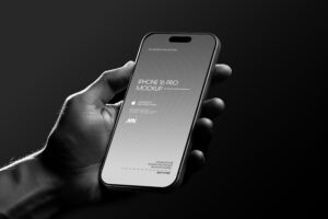 Mockup de iPhone 16 Pro Segurado por uma Mão Grátis