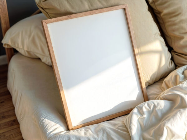 Mockup de Moldura de Madeira na Cama Grátis