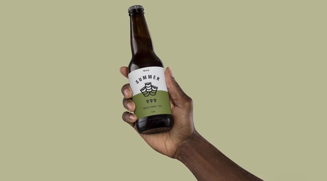 Destaque MrMockup-800-01-Hand-Holding-Beer-Mockup
